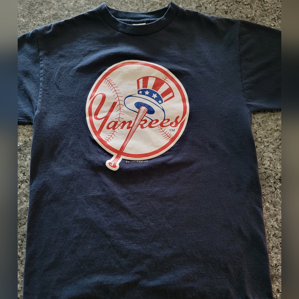 Yankees Navy Blue T-Shirt Sz Medium